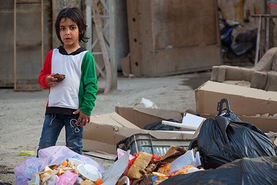 Irak, Hillah (Al Hilla). Dziecko na jednej z ulic w centrum miasta.